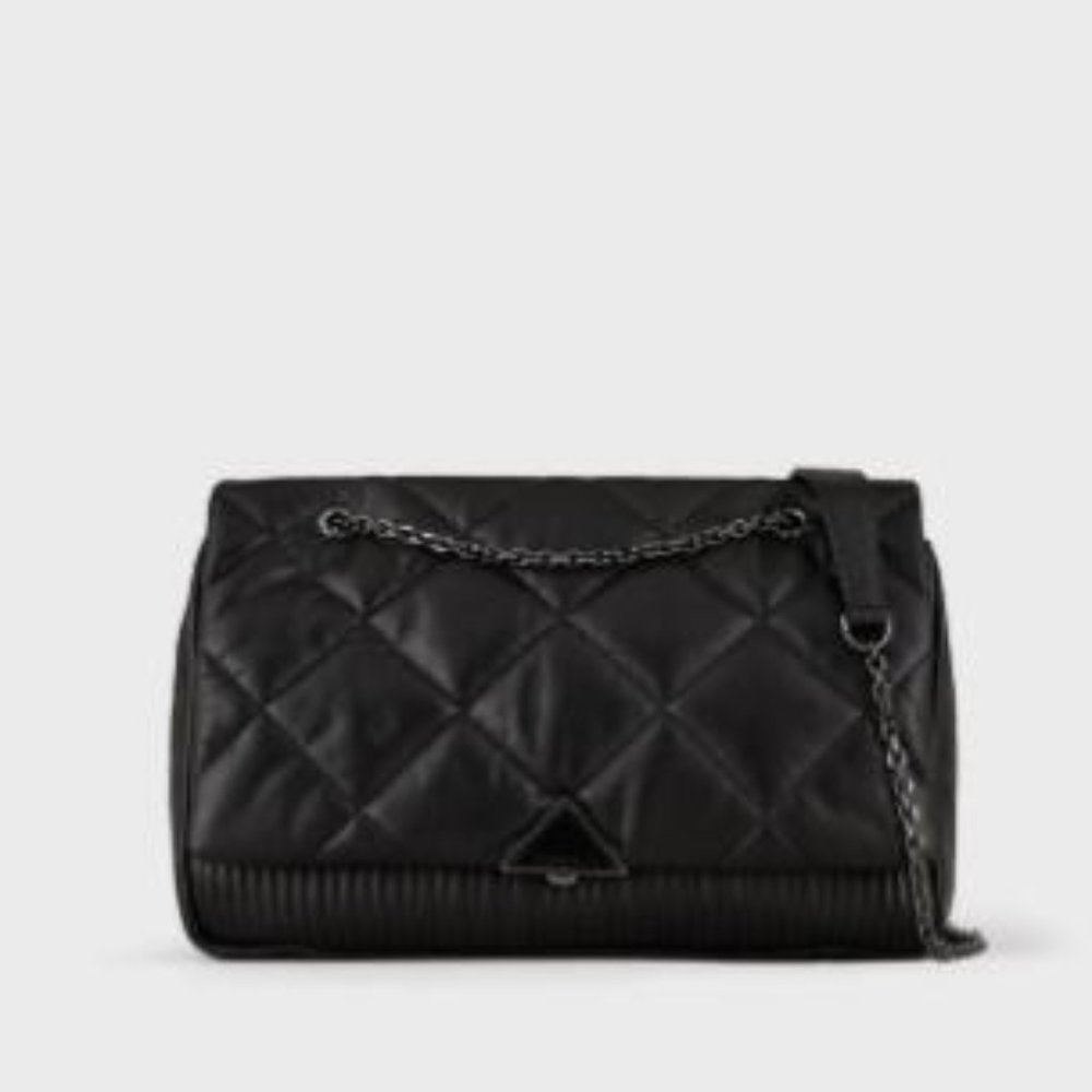 Triangle identifies the chain back pocket